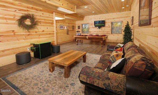 636 Jess Field Road, Gatlinburg, TN 37738