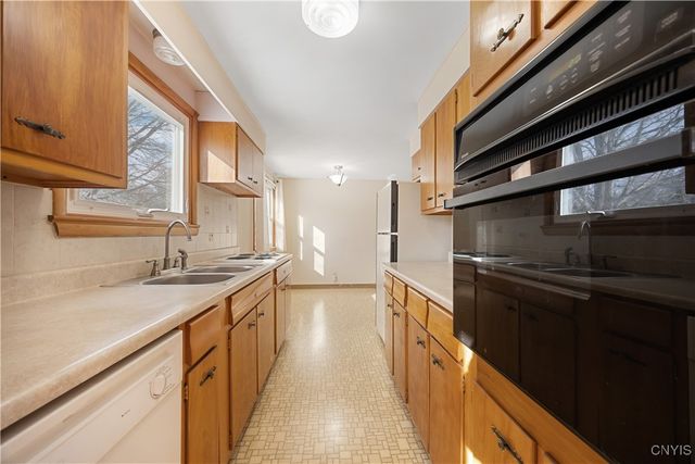 7297 Greenbriar Road, Cicero, NY 13212