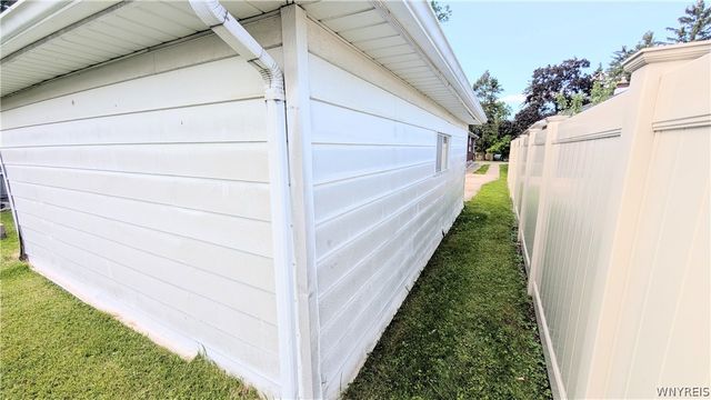 8915 Brookside Drive, Niagara Falls, NY 14304