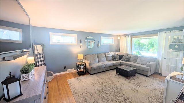 8915 Brookside Drive, Niagara Falls, NY 14304
