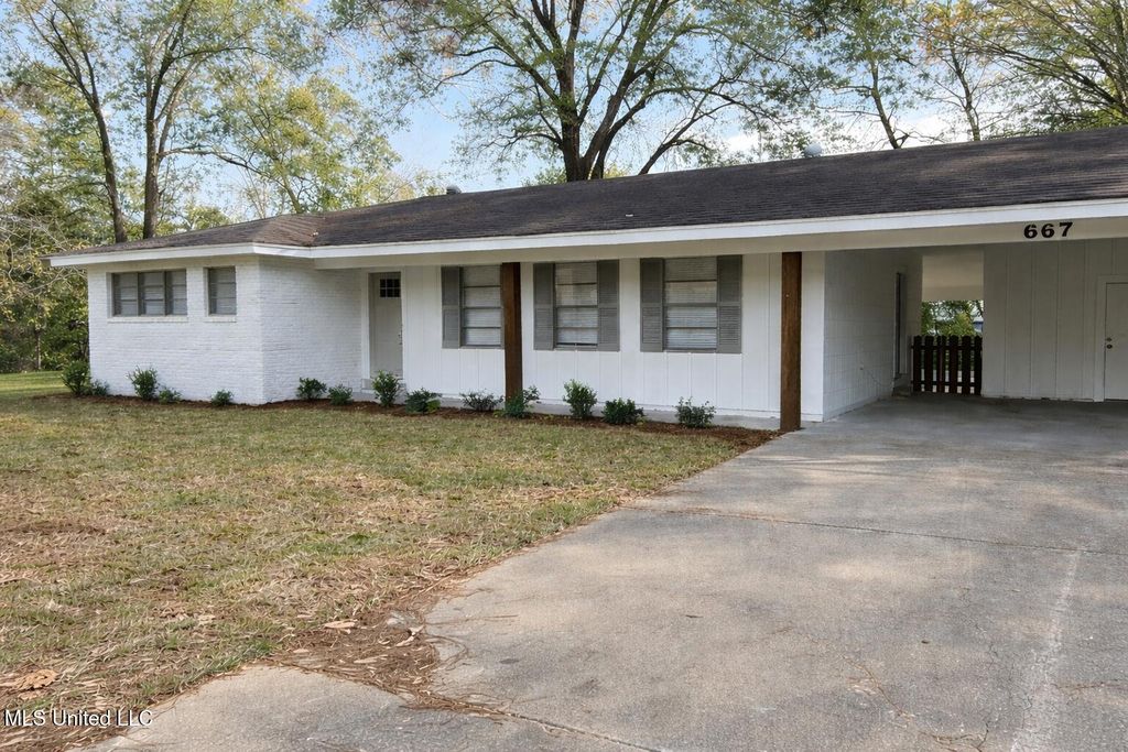 667 Reddoch Drive, Jackson, MS 39211