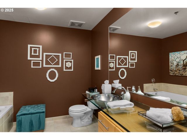 922 Nw 11TH Ave 806, Portland, OR 97209