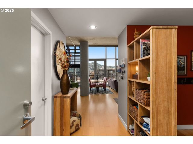 922 Nw 11TH Ave 806, Portland, OR 97209