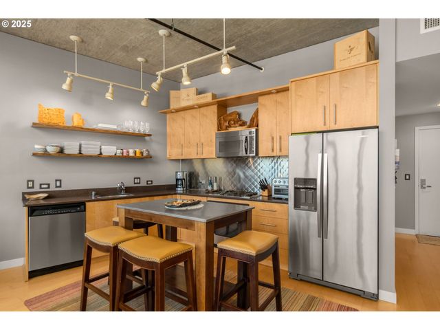 922 Nw 11TH Ave 806, Portland, OR 97209