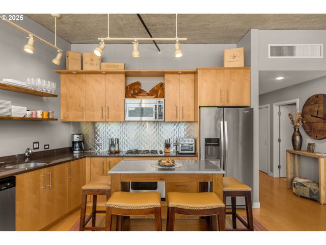 922 Nw 11TH Ave 806, Portland, OR 97209