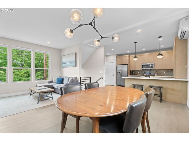 2885 Ne COUCH St, Portland, OR 97232