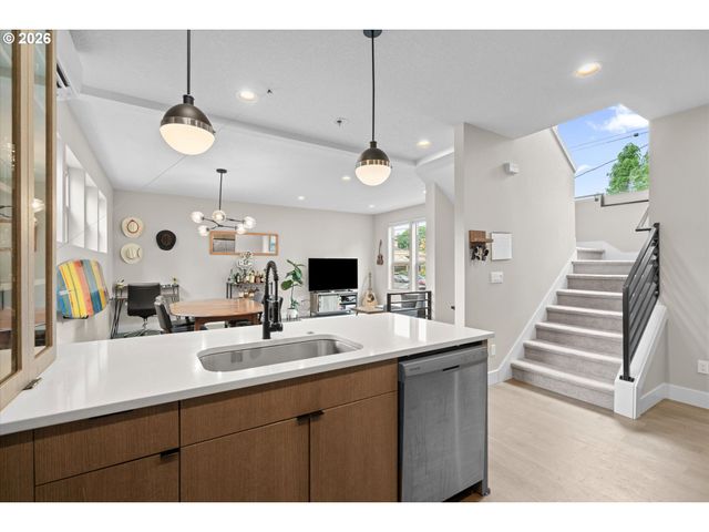 2885 Ne COUCH St, Portland, OR 97232