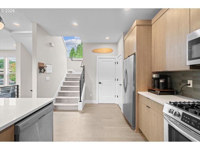 2885 Ne COUCH St, Portland, OR 97232