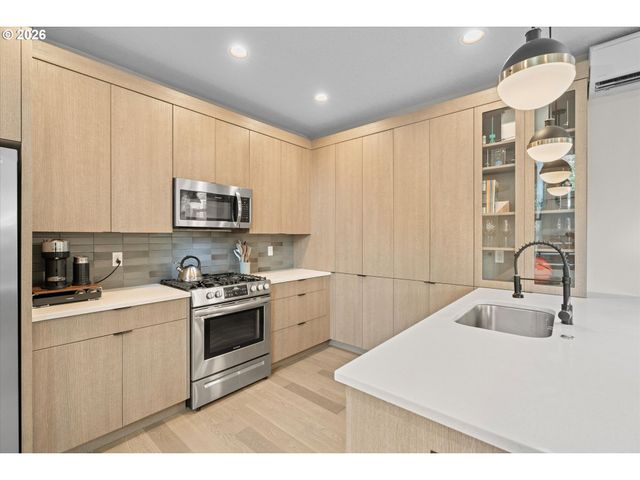 2885 Ne COUCH St, Portland, OR 97232