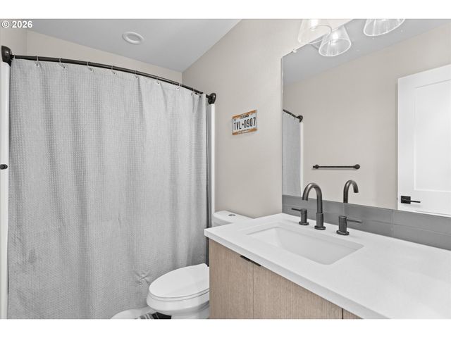 2885 Ne COUCH St, Portland, OR 97232
