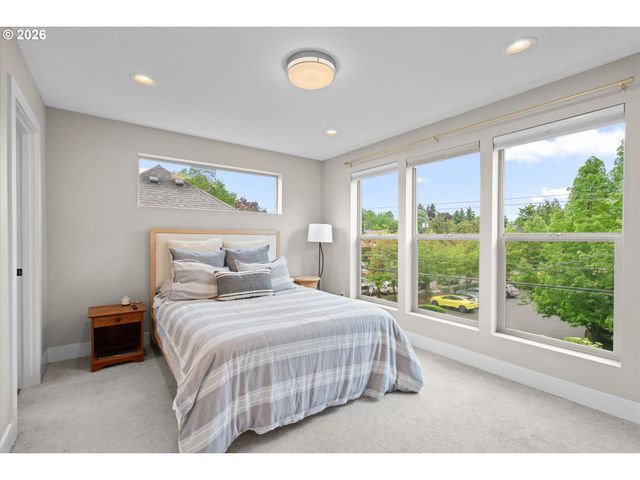 2885 Ne COUCH St, Portland, OR 97232