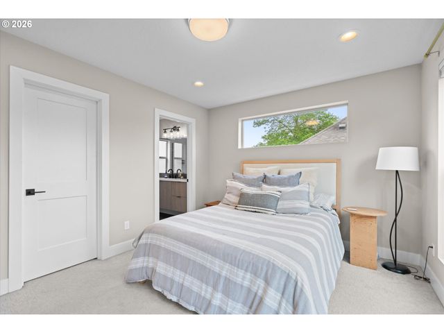 2885 Ne COUCH St, Portland, OR 97232
