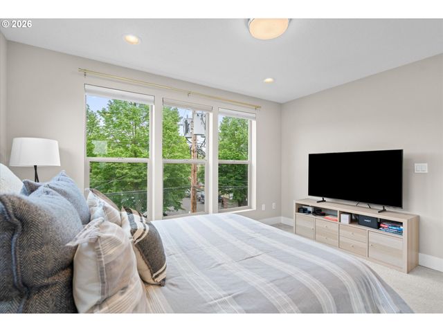 2885 Ne COUCH St, Portland, OR 97232