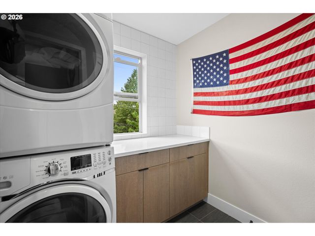 2885 Ne COUCH St, Portland, OR 97232