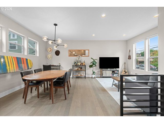 2885 Ne COUCH St, Portland, OR 97232