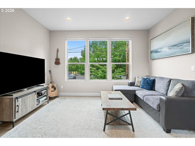 2885 Ne COUCH St, Portland, OR 97232