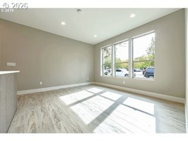 2885 Ne COUCH St, Portland, OR 97232