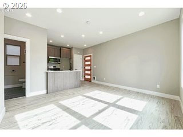 2885 Ne COUCH St, Portland, OR 97232