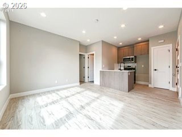2885 Ne COUCH St, Portland, OR 97232
