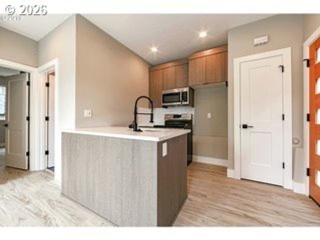 2885 Ne COUCH St, Portland, OR 97232