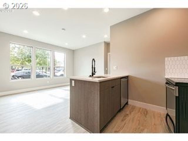 2885 Ne COUCH St, Portland, OR 97232