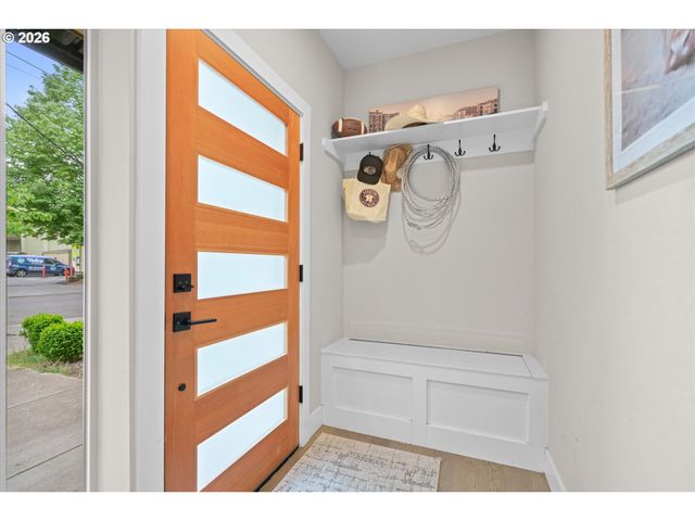 2885 Ne COUCH St, Portland, OR 97232