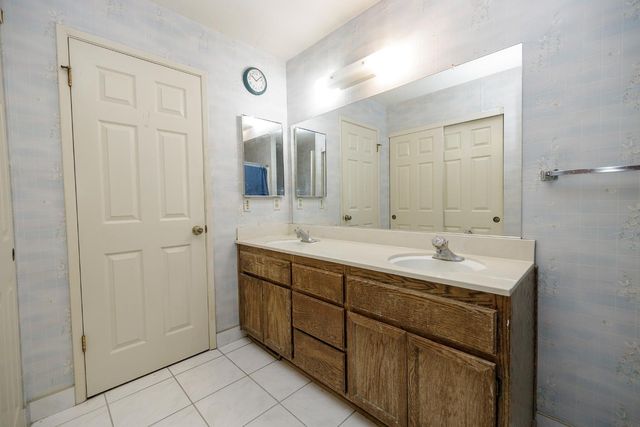 2533 Burlwood Dr, Modesto, CA 95355