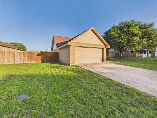 1125 Iris Crescent DR, Floresville, TX 78114