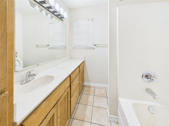 1125 Iris Crescent DR, Floresville, TX 78114