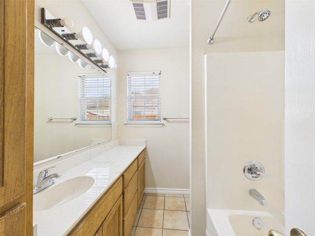 1125 Iris Crescent DR, Floresville, TX 78114