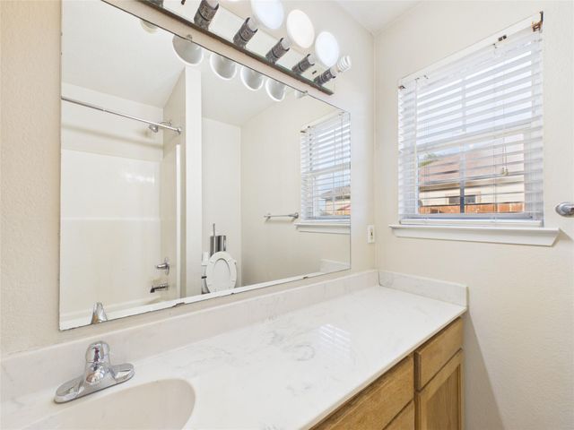 1125 Iris Crescent DR, Floresville, TX 78114