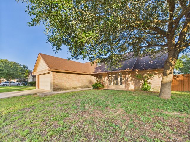 1125 Iris Crescent DR, Floresville, TX 78114