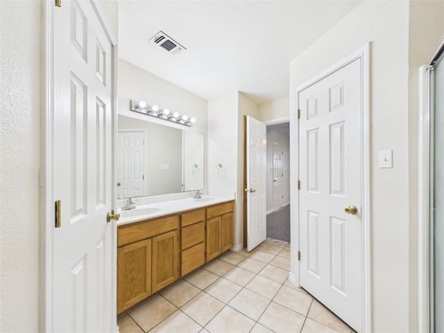 1125 Iris Crescent DR, Floresville, TX 78114