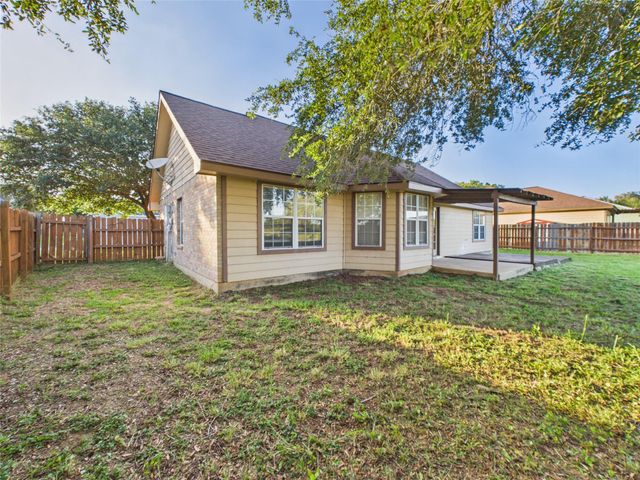 1125 Iris Crescent DR, Floresville, TX 78114
