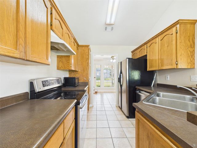 1125 Iris Crescent DR, Floresville, TX 78114