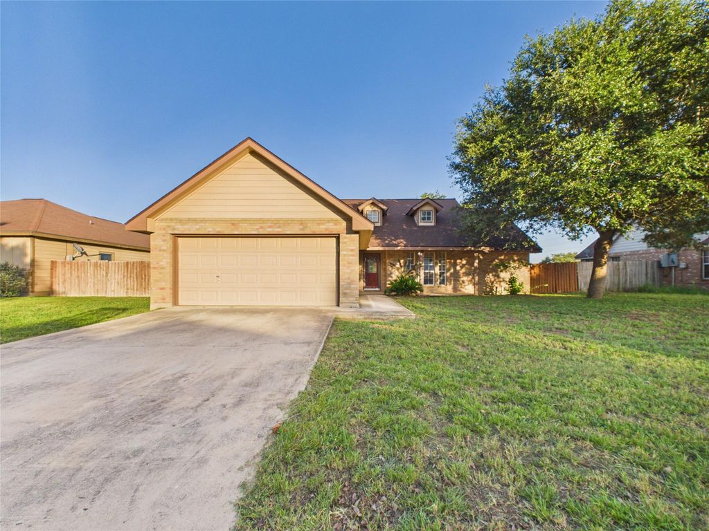 1125 Iris Crescent DR, Floresville, TX 78114