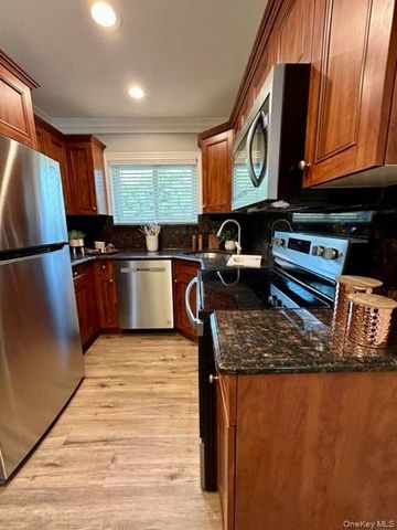 45 Golden Avenue E05, Deer Park, NY 11729