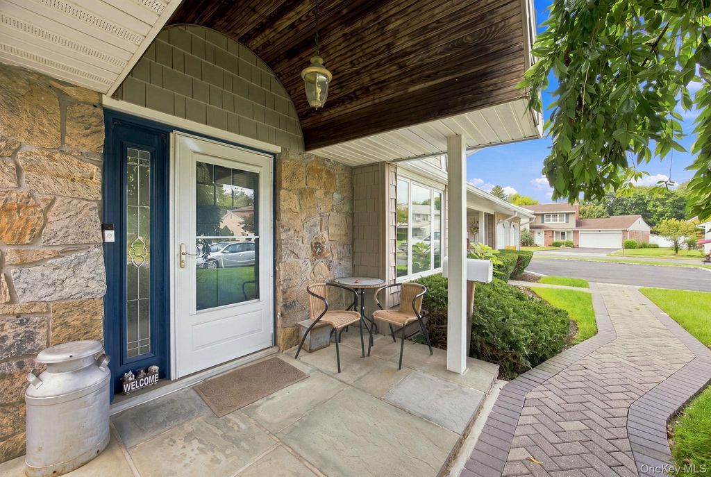 5 Conway Court, Glen Cove, NY 11542 — photo 4