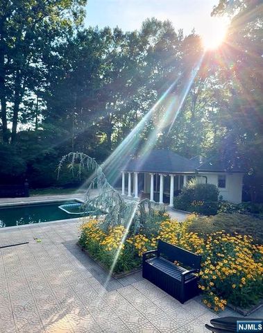 8 Driftwood Drive, Livingston, NJ 07039