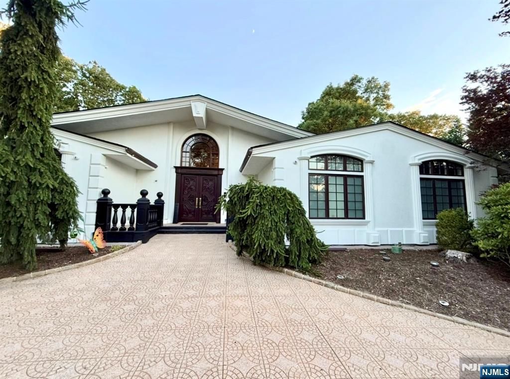 8 Driftwood Drive, Livingston, NJ 07039