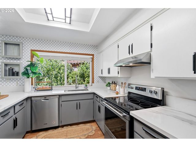 1306 TAMARISK Dr, West Linn, OR 97068