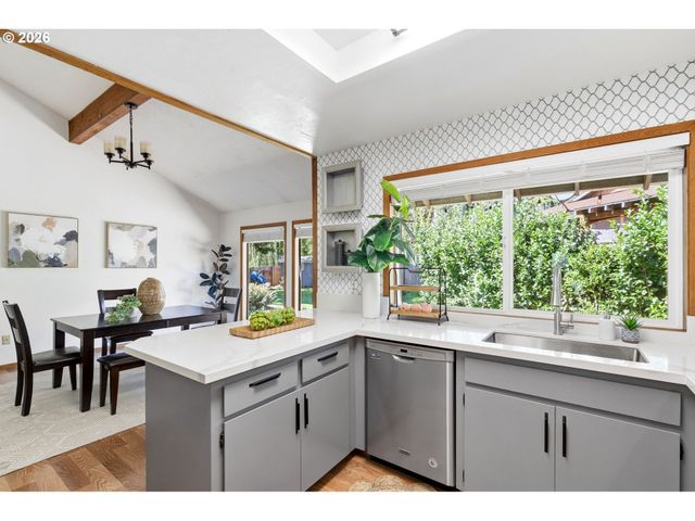 1306 TAMARISK Dr, West Linn, OR 97068