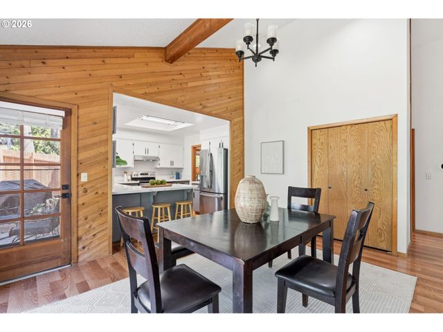 1306 TAMARISK Dr, West Linn, OR 97068