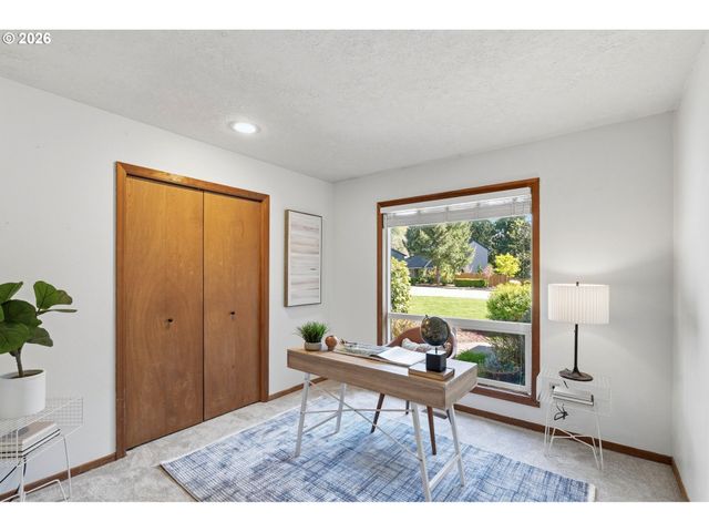 1306 TAMARISK Dr, West Linn, OR 97068