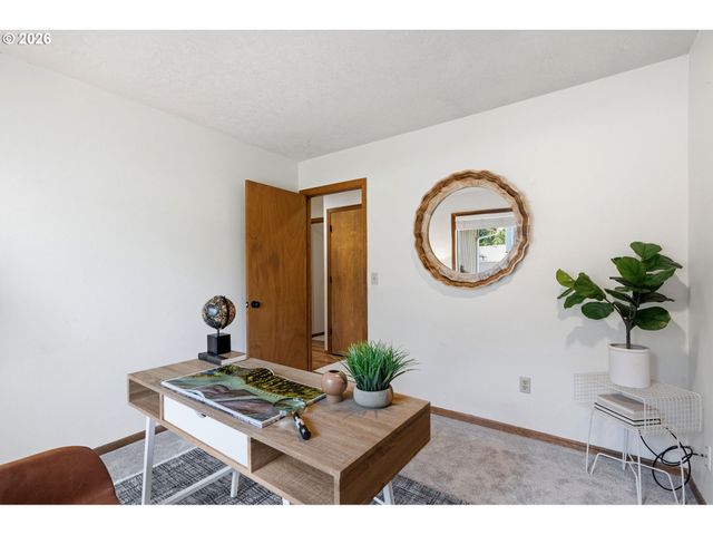 1306 TAMARISK Dr, West Linn, OR 97068