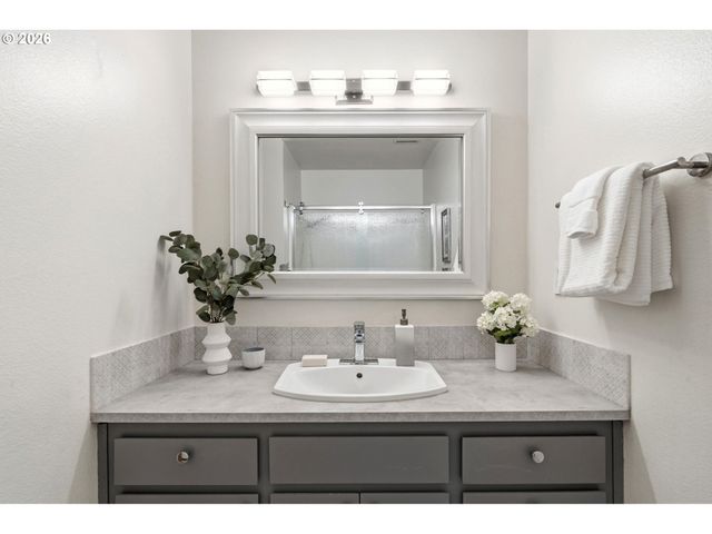 1306 TAMARISK Dr, West Linn, OR 97068