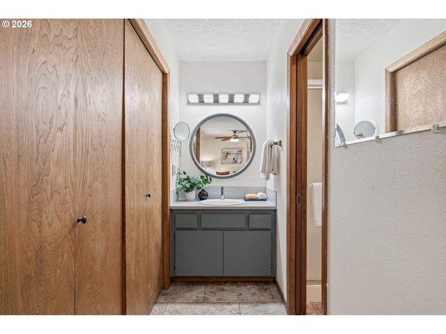 1306 TAMARISK Dr, West Linn, OR 97068