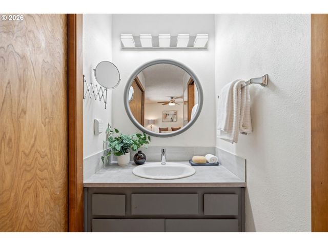 1306 TAMARISK Dr, West Linn, OR 97068