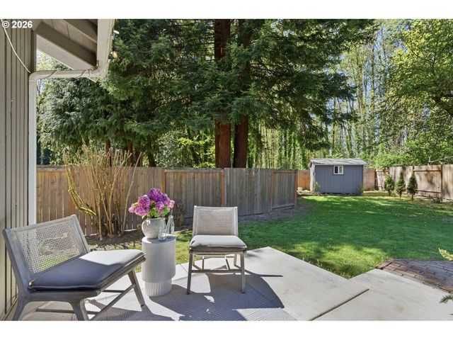 1306 TAMARISK Dr, West Linn, OR 97068