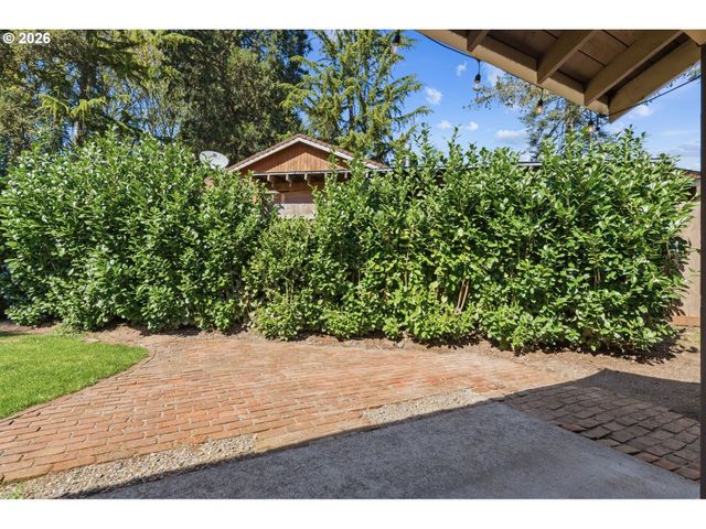 1306 TAMARISK Dr, West Linn, OR 97068
